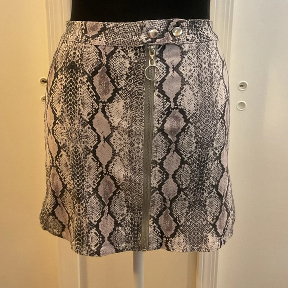 🌹 Altar’d State Snake Print Zipper Mini Skirt - Picture 1 of 4